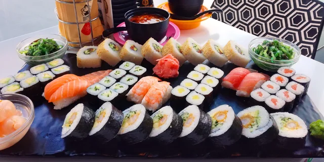 Sushi sety s rolkami maki, nigiri, krevetami, závitky, saláty i ovocem