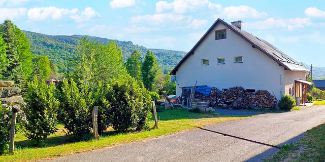 Apartmány pri Hejniciach v Jizerských horách až pre 8 osôb, záhrada s potokom