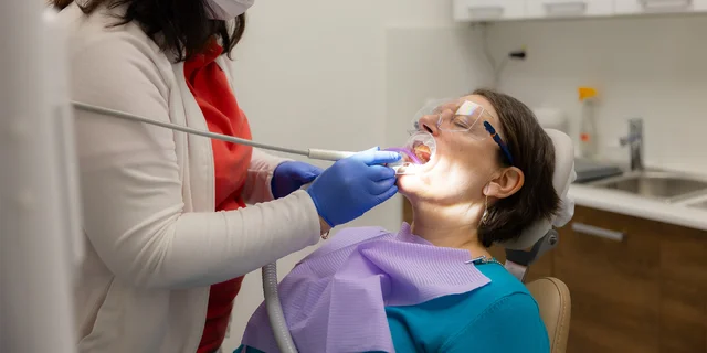 Dentálna hygiena pre deti a dospelých alebo profesionálne ambulantné bielenie zubov