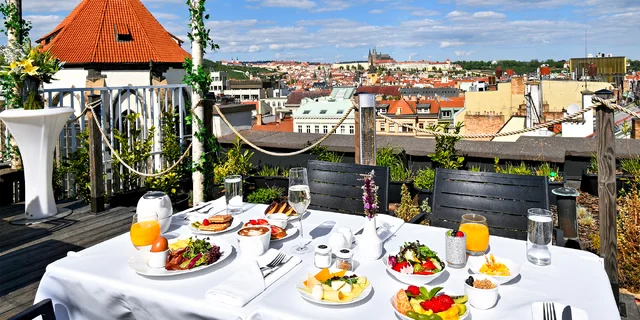 Gastronomické nebe jménem Praha: restaurace s výhledem i vyhlášenou kuchyní