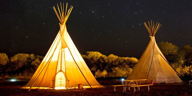 Kde kempovat v roce 2026? V sudu, teepee nebo na jachtě