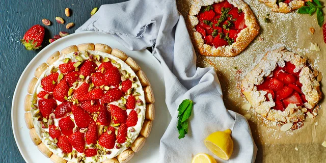 Co s jahodami? Recepty na jahodové koláče, nepečený dort, salát i veganský dezert