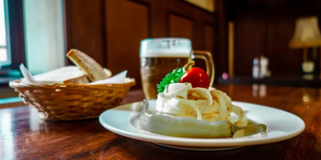 Kam v Praze na nakládaný hermelín: 10 osobně prověřených tipů
