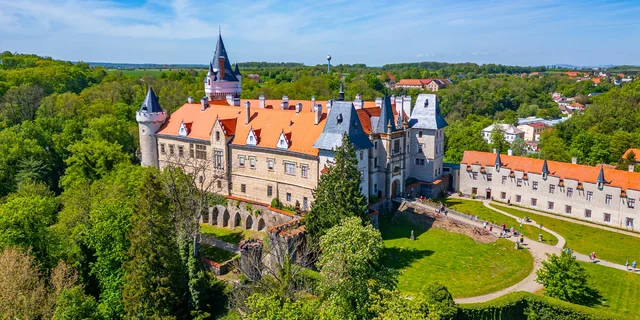 15 hradů a zámků ve Středočeském kraji: Kde provází čarodějka a kam na středověké hody?