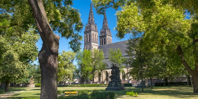 Průvodkyně radí, co vidět na Vyšehradě: dělová koule, kasematy i labyrint