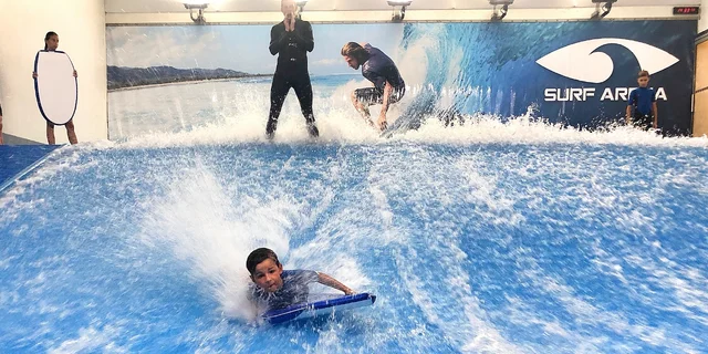 Surf Arena Praha: zkuste s dětmi bodyboarding!
