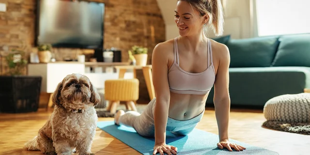 Cvičit jógu zvládne i dřevo. Co pomůže začátečníkům? Ptáme se jogínky
