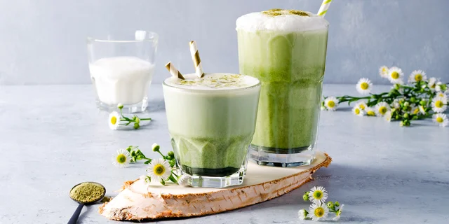Nefandíte kávě? Zkuste zelený prášek matcha. Jaké má účinky a jak si připravit matcha latté?