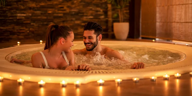 Zažijte hot rande.🔥 Doma, v sauně i na stěně. 6 + 9 tipů, kam na rande v zimě