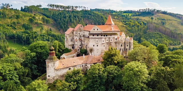 15 hradů a zámků na jižní Moravě: Kde se stát princeznou a kde najít draka?