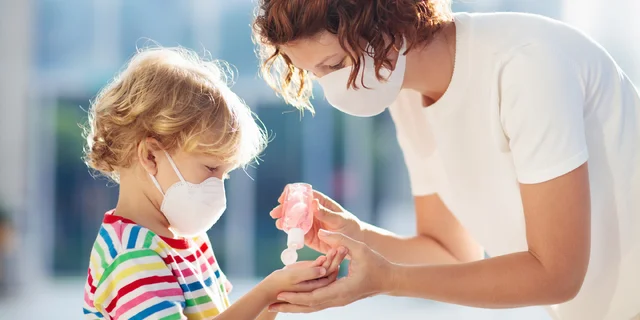 Skončila povinnost nosit respirátory a chirurgické roušky