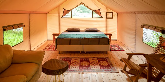 Nejlepší glamping v ČR: 7 tipů na luxusní stany, iglú i romantický srub