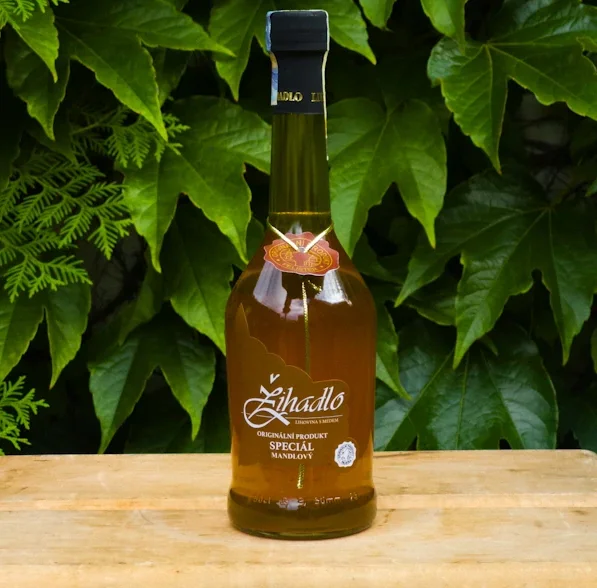 0,5 l Medový likér "Žihadlo" 40 % (Špeciál - mandle)