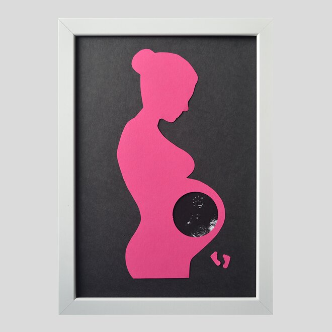 Bílý rám, černé pozadí, růžová postava s drdolem