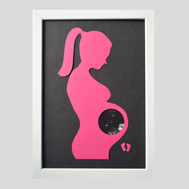 Bílý rám, černé pozadí, růžová postava s culíkem