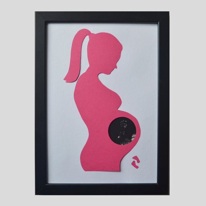 Černý rám, bílé pozadí, růžová postava s culíkem