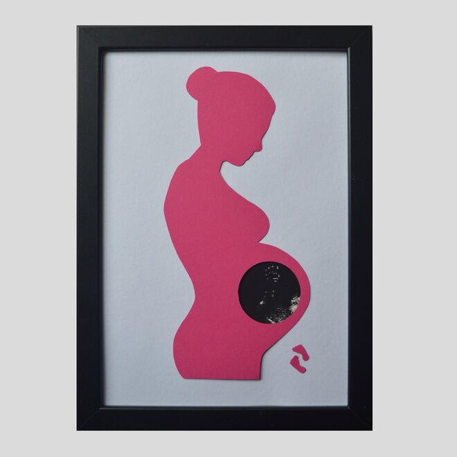 Černý rám, bílé pozadí, růžová postava s drdolem