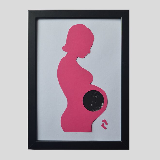 Černý rám, bílé pozadí, růžová postava s mikádem