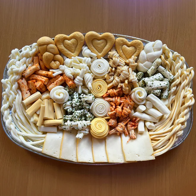 Rodinná sýrová mísa 1 kg + dárek dukátky na gril (5 ks)