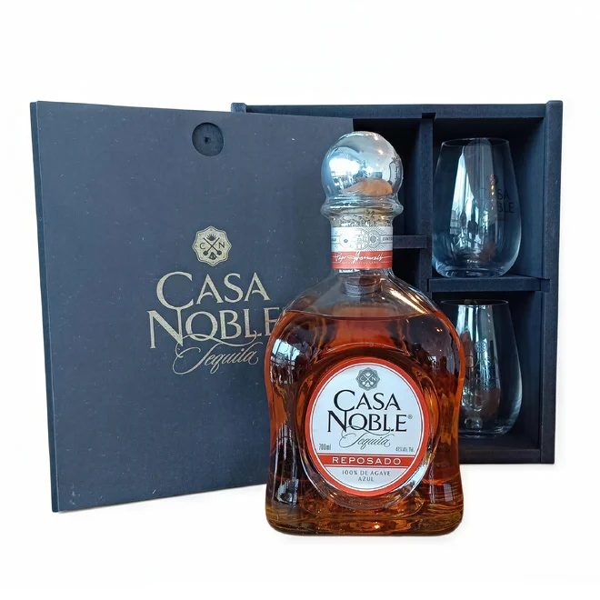 Casa Noble Reposado 40 % (0,7 l) v dřevěném boxu se skleničkami