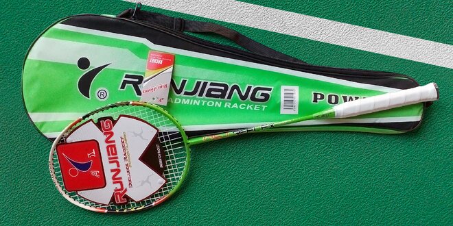 Badmintonová raketa z karbonu, hliníku a oceli
