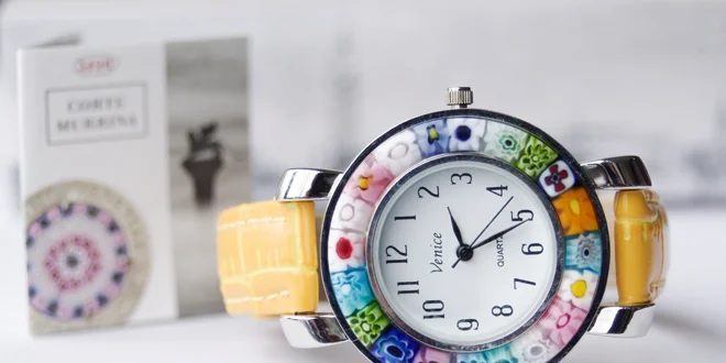 Krásne dizajnové hodinky z muranského skla