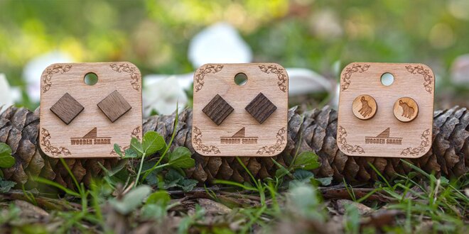 Dřevěné peckové náušnice: eben, švestka i ořech