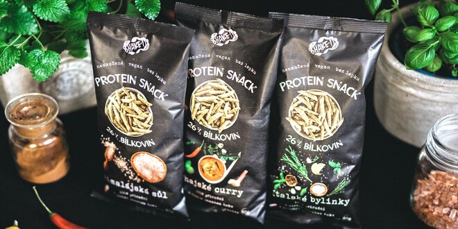 Proteinový snack se solí, curry nebo bylinkami