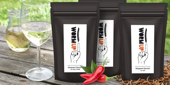 Křupaví červíci WormUp se solí nebo chilli