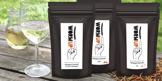 Křupaví červíci WormUp se solí, česnekem i chilli