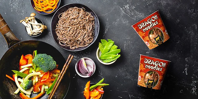 Balíčky instantních polévek s nudlemi a zeleninou