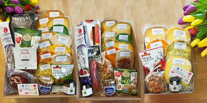 Box 5–13 famózních sýrů a další delikatesy navrch