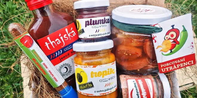 Grilovací chilli balíčky: omáčky, papričky i utopenci