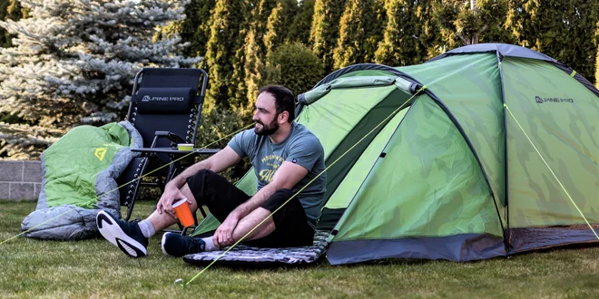 Vybavení nejen do kempu: spacák, stan i stolek