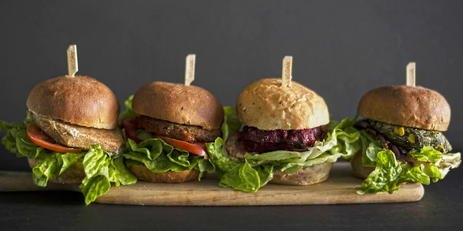 Balení 4 veganských burgerů české výroby
