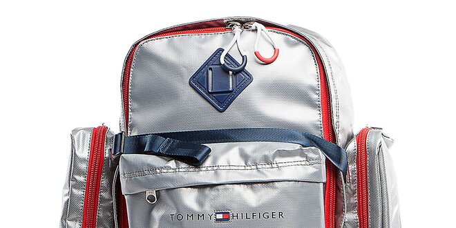 Stříbrný cestovní batoh s červenými lemy a přezkami Tommy Hilfiger