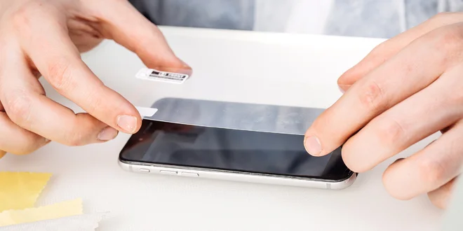 Tvrzené sklo na 77 telefonů a držák jako dárek