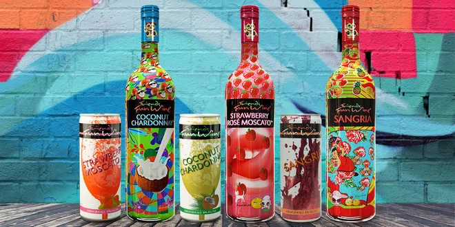 Kokosové a jahodové víno i sangria: láhev, plechovky