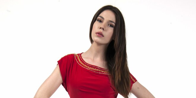 Dámské červené šaty se zlatou aplikací Via Belucci
