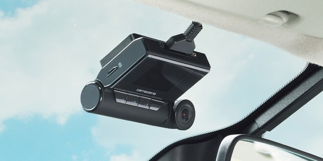 Full HD autokamera Pioneer: hlídá jízdu i parkování