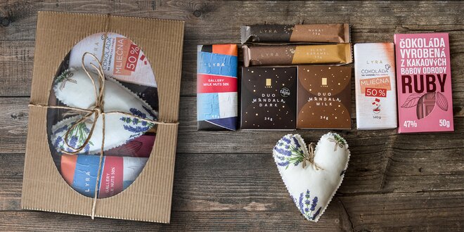 Sladké balíčky ručně dělaných čokolád s dárkem