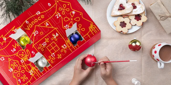 Adventní kalendář se skleněnými ozdobami k dotvoření