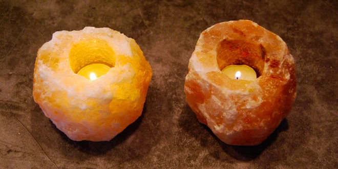 Solná lampa z krystalů soli na čajovou svíčku