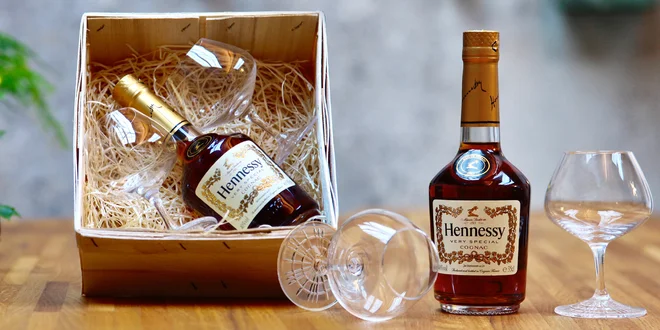 Dárkový set: Hennessy VS, 2 skleničky a čokoláda