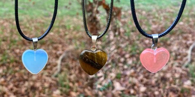 Minimalistický šperk: srdce z minerálních kamenů