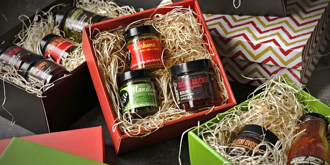 Dárkové balíčky lahůdek: čatní, pesto i porce imunity