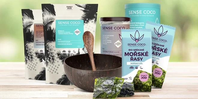 Potraviny z kokosu a opékané řasy nori jako snack