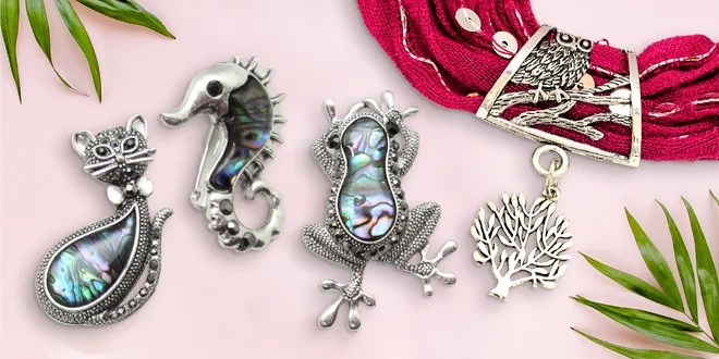 Brože s perletí i ozdobné průvleky na šátek