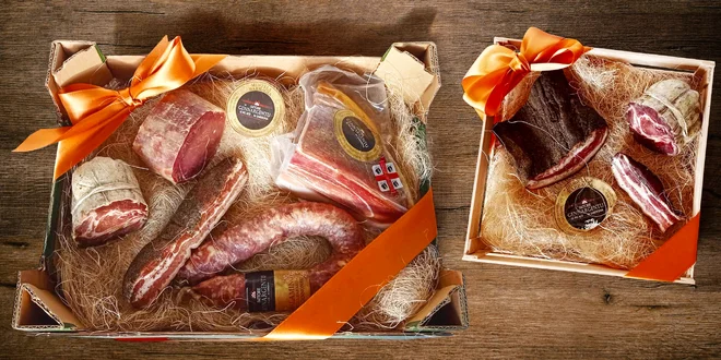 Masové dobroty ze Sardinie: slanina, klobásy, kotleta