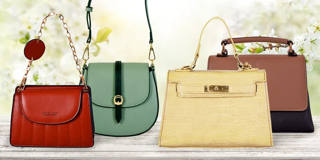 Malé crossbody kabelky: prošívané, lakované i s přezkou